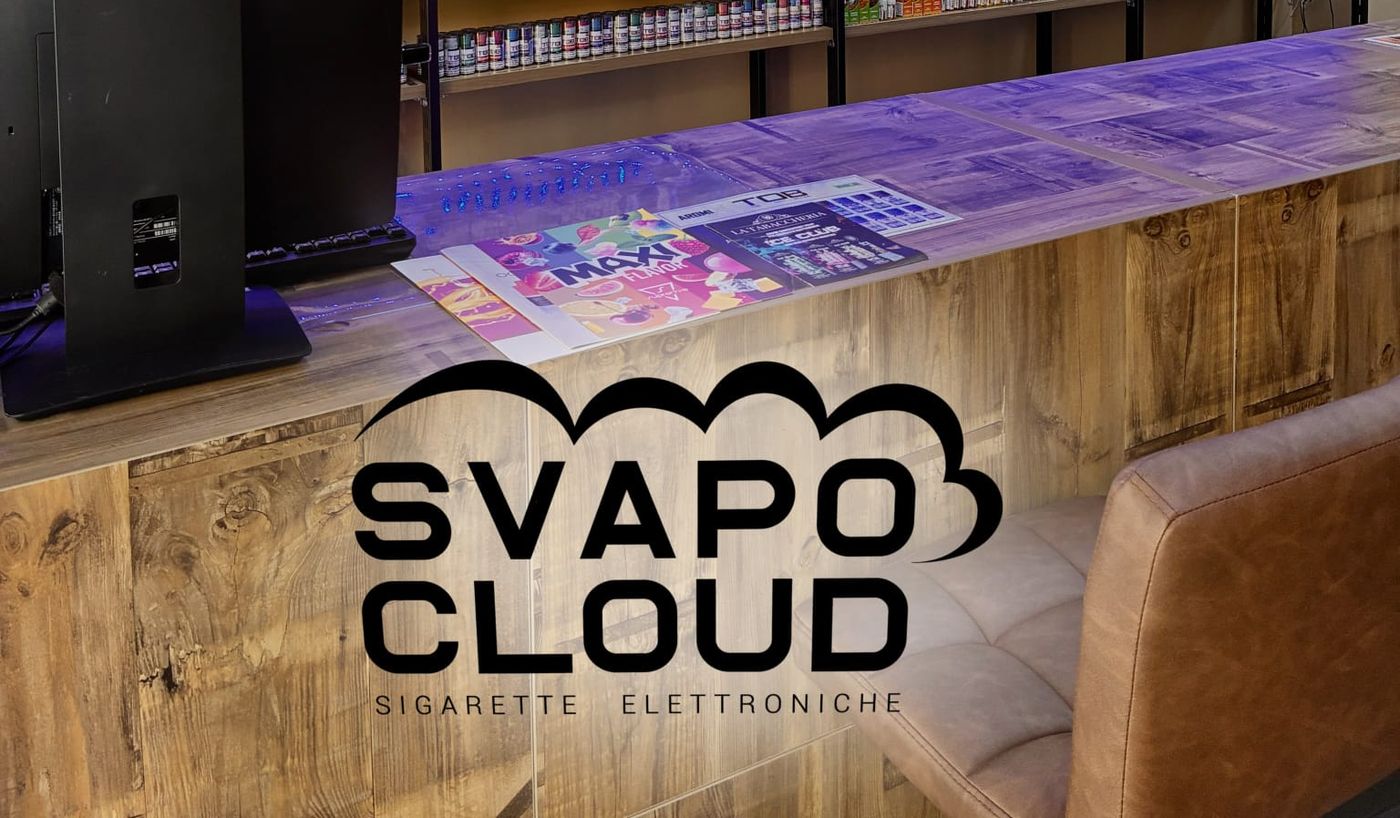 Il bancone del negozio SvapoCloud con il logo inciso sul legno
