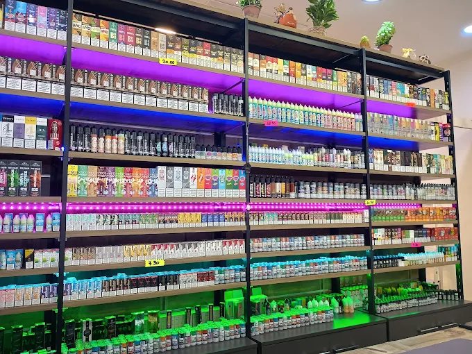 Scaffali di liquidi e dispositivi nel negozio SvapoCloud a Roma