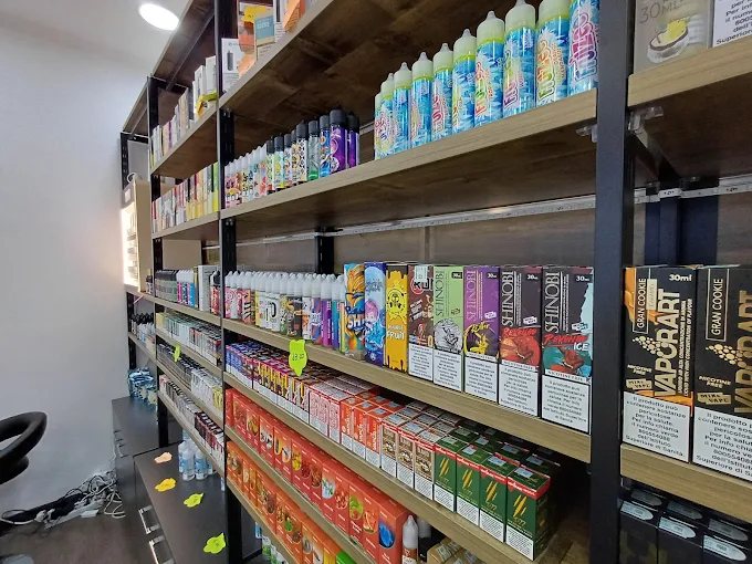 Scaffali del negozio SvapoCloud con liquidi, confezioni e prodotti in esposizione